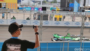 Membuat konten untuk medsos. Foto: Adi Fida Rahman/detikINET