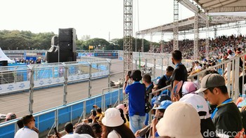Lantaran areea Formula E diselimuti sinyal 5G Indosat bikin eksis di medsos lancar. Foto: Adi Fida Rahman/detikINET