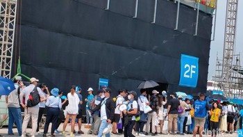 Antrean mengular saat akan memasuki area grandstand. Foto: Adi Fida Rahman/detikINET