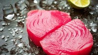 Tuna mengandung sekitar 29 gram protein per 100 gram. Selain itu, tuna juga kaya asam lemak omega-3 yang baik untuk fungsi jantung. Foto: iStock