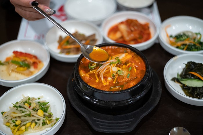 Netizen Kecewa Restoran Korea Ini Cantumkan Label Halal Padahal Tidak Halal.