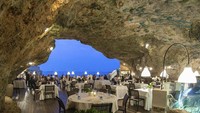 Diukir dari batu kapur dengan pemandangan menuju laut Adriatik, restoran di Italia ini akan membuat kamu seperti sedang tenggelam dalam sejarah. Foto: lovefood.com