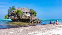 Restoran ini menempel pada batu di pantai Michmevi, Tanzia. Untuk mencapai tempat ini, kamu harus naik perahu dulu. Foto: lovefood.com