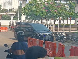 Aksi Mobil Pelat RFZ Hendak Terobos CFD Bundaran HI Berhasil Dihalangi