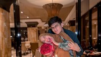 Momen romantis Ria Ricis dan Teuku Ryan kerap dibagikan di akun Instagram keduanya. Salah satunya momen makan romantis di restoran mewah yang meja makannya dihiasi mawar merah. Foto: Instagram @riarics1795