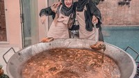 Momen lain yang dibagikan oleh Ria Ricis adalah masak jumbo. YouTuber lucu ini memasak ikan pindang bersama temannya. Foto: Instagram @riarics1795