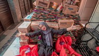Saat subscriber YouTube Ria Ricis mencapi 26 juta, Ria Ricis mengadakan bakti sosial. Ia membagikan aneka sembako dan biskuit untuk yang membutuhkan. Foto: Instagram @riarics1795