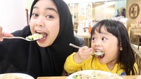 Ria Ricis pernah membuat konten makan bersama Shabira Alula yang akrab dikenal sebagai Lala. Mereka terlihat menikmati hidangan nasi di sebuah restoran. Foto: Instagram @riarics1795