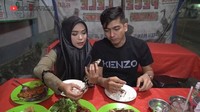 Tak hanya di restoran, tapi momen romantis Ricis dan Teuku Ryan juga pernah dibagikan saat keduanya menikmati pecel lele. Mereka mengunjungi warung pecel lele kaki lima. Foto: Instagram @riarics1795