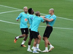 Aksi Richarlison dibalas Vinicius dengan pukulan ke arah kepala kompatriotnya itu. Foto: Getty Images/Koji Watanabe