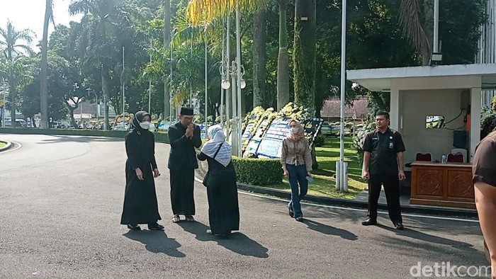 Ridwan Kamil dan Istrinya Atalia menemui warga di depan gerbang Gedung Pakuan.