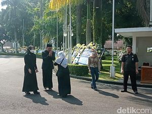 Ridwan Kamil-Atalia Temui Warga yang Sampaikan Duka