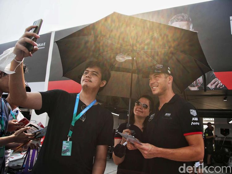 Saat Penonton Asyik Jeprat-jepret dengan Pebalap Formula E