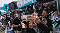 Tampak warga antre untuk dapat berfoto dengan pebalap Formula E.