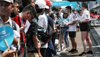 Sebelumnya sebanyak 22 pebalap Formula E ikut memberikan jumpa fans dan melayani foto bersama fans, Sabtu (4/6)