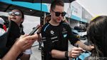Saat Penonton Asyik Jeprat-jepret dengan Pebalap Formula E