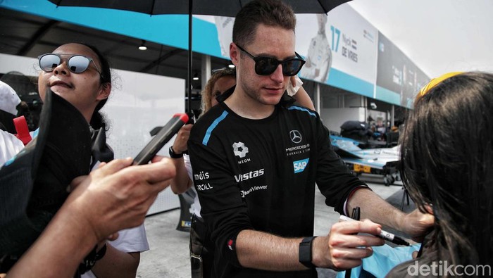 Saat Penonton Asyik Jeprat-jepret dengan Pebalap Formule E Para pebalap Formula E menjadi sasaran swafoto saat jumpa pers Jakarta International E - Prix Circuit, Sabtu (4/6). Mereka ramah melayani permintaan penonton.