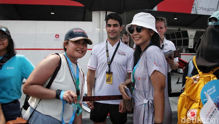 Saat Penonton Asyik Jeprat-jepret dengan Pebalap Formule E Para pebalap Formula E menjadi sasaran swafoto saat jumpa pers Jakarta International E - Prix Circuit, Sabtu (4/6). Mereka ramah melayani permintaan penonton.