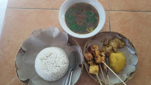 Sate dan rawon gurita Mek De di Karangasem, Bali