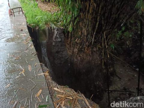 Sayap jembatan Demak Ijo Kecamatan Karangnongko, Klaten, longsor, Minggu (5/6/2022) sore.