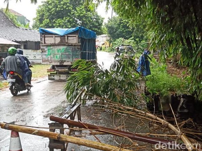 Sayap jembatan Demak Ijo Kecamatan Karangnongko, Klaten, longsor, Minggu (5/6/2022) sore.