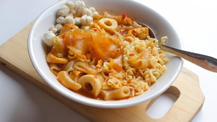 Seblak is one of the typical Indonesian snacks originating from Bandung, seblak made from wet crackers, vegetables and meat or eggs.