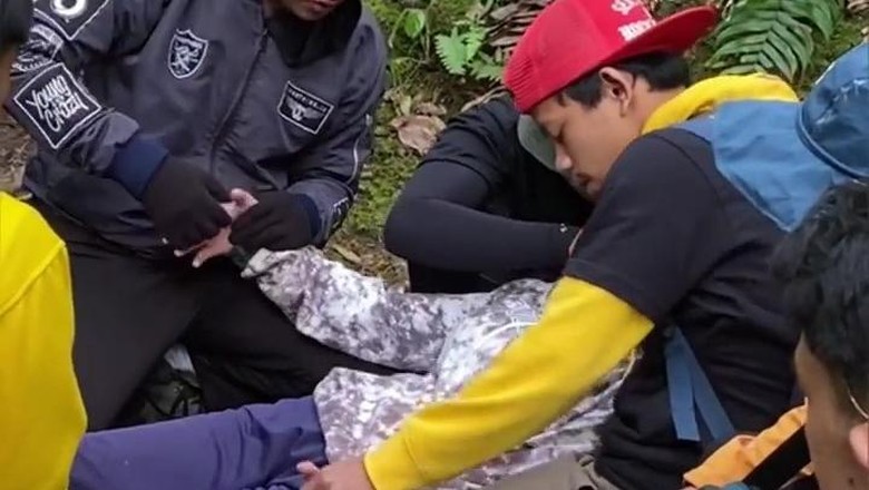 Seorang pendaki wanita diduga kesurupan di jalur pendakian Gunung Gede Pangrango Seorang pendaki wanita diduga kesurupan di jalur pendakian Gunung Gede Pangrango