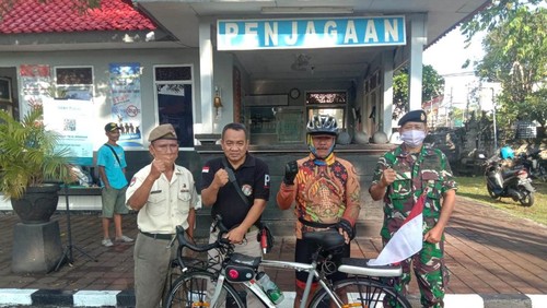 Sertu (Purn) Khoiril (54) nekat mengayuh sepedanya dari Pulau Bintan (Tanjung Pinang) Kepulauan Riau menuju Kota Denpasar, Bali.