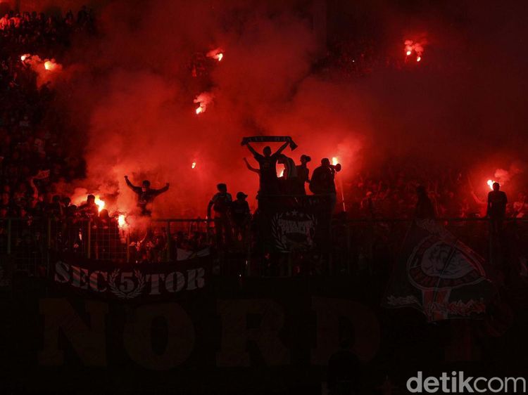 The Jakmania Merahkan Stadion Patriot