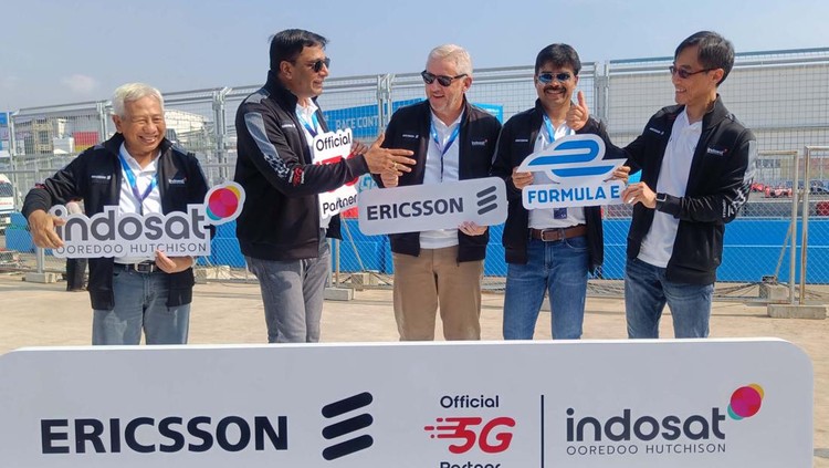 Uji Kecepatan 5G Indosat di Sirkuit Formula E Indosat Ooredoo Hutchison (IOH), memamerkan pengalaman 5G berkelas dunia di Jakarta E-Prix 2022. Kecepatan internetnya capai 205/mbps.