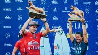 Dua juara di WSL 2022 Banyuwangi mengangkat trofi/Foto: Ardian Fanani