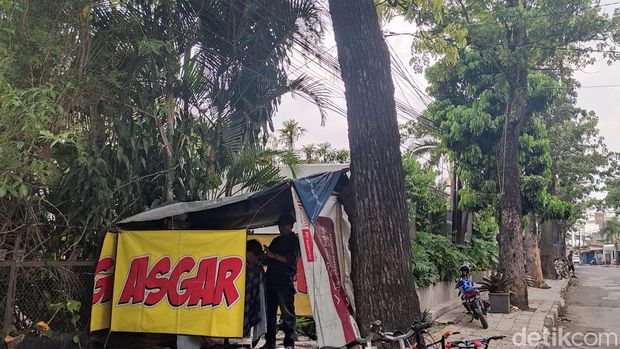 Yana Mulyana, tukang cukur hankai di Jl Malabar Bandung