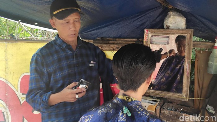 Yana Mulyana, tukang cukur hankai di Jl Malabar Bandung