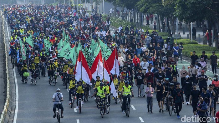 Yuk! Perangi Perubahan Iklim dengan Bersepeda Greenpeace bersama Bike2Work peringati Hari Lingkungan Hidup Sedunia saat car free day di Jakarta. Mereka mengajak memerangi perubahan iklim dengan bersepeda.
