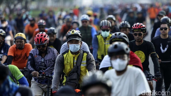 Greenpeace bersama Bike2Work peringati Hari Lingkungan Hidup Sedunia saat car free day di Jakarta. Mereka mengajak memerangi perubahan iklim dengan bersepeda.