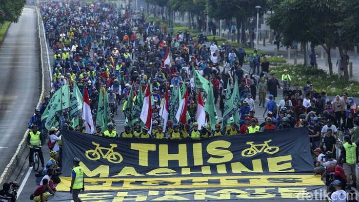 Greenpeace bersama Bike2Work peringati Hari Lingkungan Hidup Sedunia saat car free day di Jakarta. Mereka mengajak memerangi perubahan iklim dengan bersepeda.