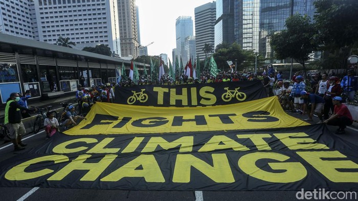 Yuk! Perangi Perubahan Iklim dengan Bersepeda Greenpeace bersama Bike2Work peringati Hari Lingkungan Hidup Sedunia saat car free day di Jakarta. Mereka mengajak memerangi perubahan iklim dengan bersepeda.