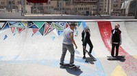 Saat para gadis ini berlatih, sejumlah laki-laki hanya bisa melihat sambil istirahat dari sudut skatepark.