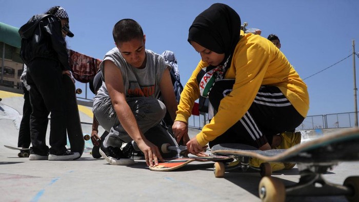 Italian activists train Young Palestinian girls to ride skateboards  in a new skatepark in the northern Gaza Strip, on June 5, 2022. The Green Hopes project is working to bring girls and women into skating in Gaza, where girls are often not allowed to play sports in public areas.
 (Photo by Majdi Fathi/NurPhoto via Getty Images)