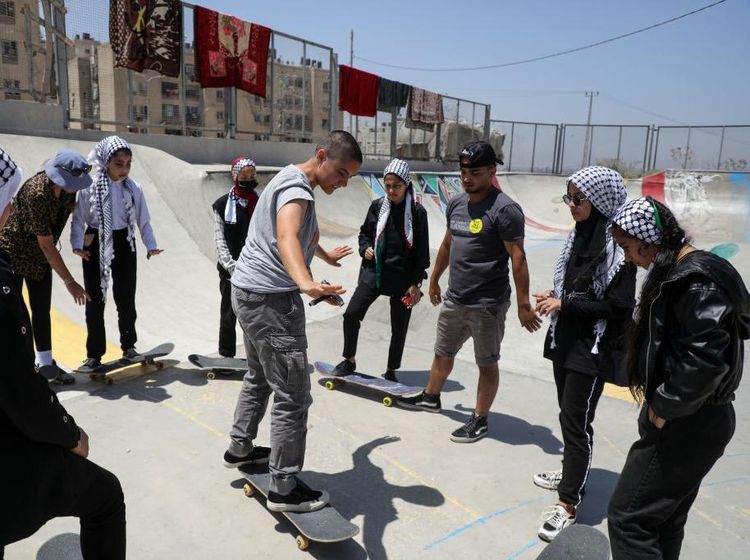 Gadis-gadis Muda di Jalur Gaza Kini Berlatih Skateboard
