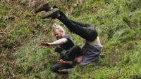Inti perlombaan di festival ini sebenarnya sederhana sekali. Peserta mendaki Bukit Cooper yang terhampar setinggi 90 meter lebih, dengan kemiringan hampir 30 derajat. Lalu dari atas bukit, keju Gouda seberat 3-4 kg pun digelindingkan, bersamaan dengan aba-aba start untuk para peserta dimulai.