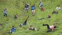 Para peserta pun berlari menuruni bukit untuk mengejar keju yang menggelinding tersebut. Siapa yang paling cepat menuruni bukit, akan mendapatkan hadiah berupa keju gouda yang digelindingkan tadi. Total ada 4 kategori perlombaan dalam festival ini, untuk pria, wanita, anak-anak, dan campuran.