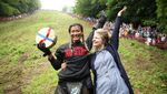 Jungkir Balik Berburu Keju Gelinding di Inggris