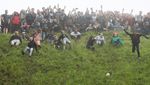 Jungkir Balik Berburu Keju Gelinding di Inggris