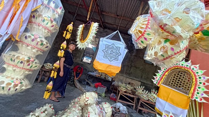 Aktivitas jual beli hiasan dan kelengkapan penjor di Jalan Anggrek, Desa Delod Peken, Kecamatan Tabanan, pada Senin (6/6/2022).