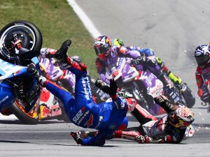 Motornya Jatuh Disenggol Nakagami (Lagi), Alex Rins Bilang Begini