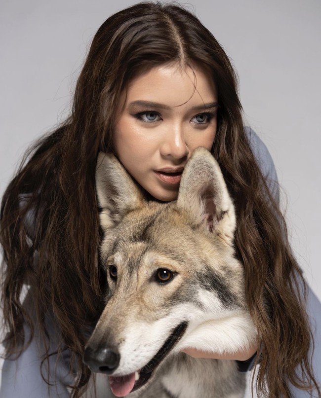 Unggahan Tiara ramai dikomentari penggemar yang menyebut penampilannya cantik bak Bella Swan (karakter Kristen Stewart di Twilight). Dia memeluk Chester, serigala yang memiliki mata eksotik. Foto: dok. Instagram @agussantosoyang