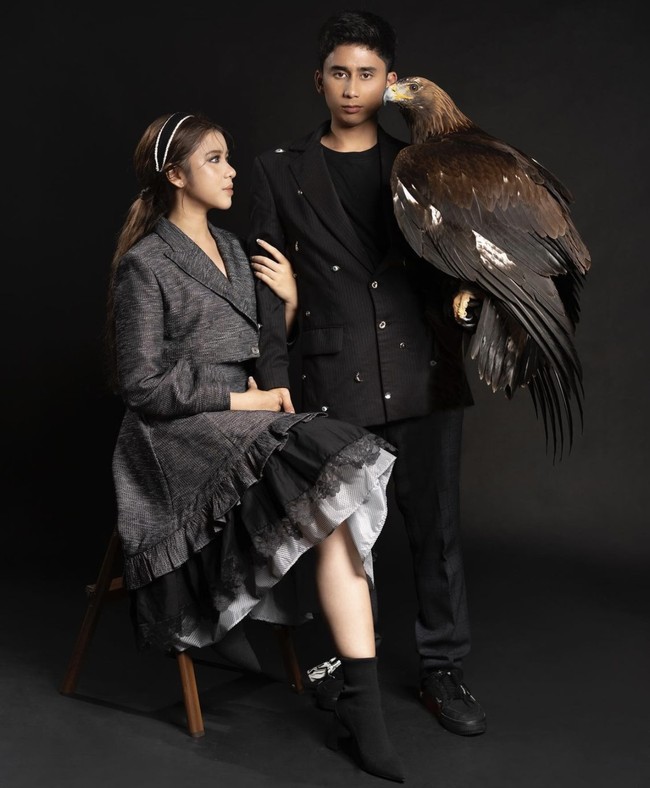 Sebelumnya Tiara Andini dan Alshad Ahmad telah membagikan potret lain yang tak kalah fierce. Keduanya memakai baju bernuansa gelap saat berpose dengan burung elang. Foto: dok. Instagram @tiaraandin
