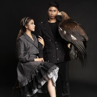 Sebelumnya Tiara Andini dan Alshad Ahmad telah membagikan potret lain yang tak kalah fierce. Keduanya memakai baju bernuansa gelap saat berpose dengan burung elang. Foto: dok. Instagram @tiaraandin