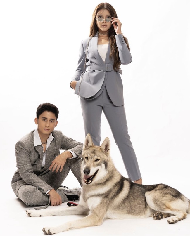 Tiara Andini dan Alshad Ahmad menjalani pemotretan dengan fotografer Agus Santoso. Pasangan itu terlihat fierce saat berpose bareng dua hewan buas peliharaan Alshad, serigala dan burung elang. Foto: dok. Instagram @agussantosoyang